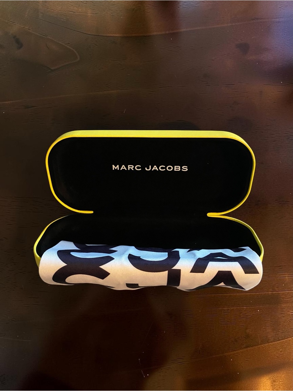 Marc Jacobs Hard-Shell Clamshell Glasses Case with Logo Cleaning Cloth